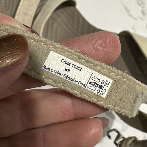 Crocs Women's Leigh Beige and Cream Wedge Strappy Sandals, Size 9, Like New - Picture 5 of 6
